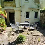 Апартаменти Chic Garden Escape In Clifton