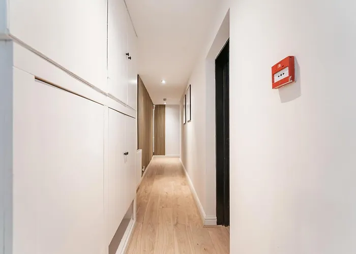 Chic Garden Escape In Clifton Apartment *