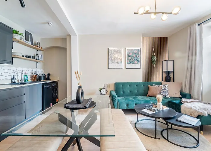 Chic Garden Escape In Clifton Apartment *