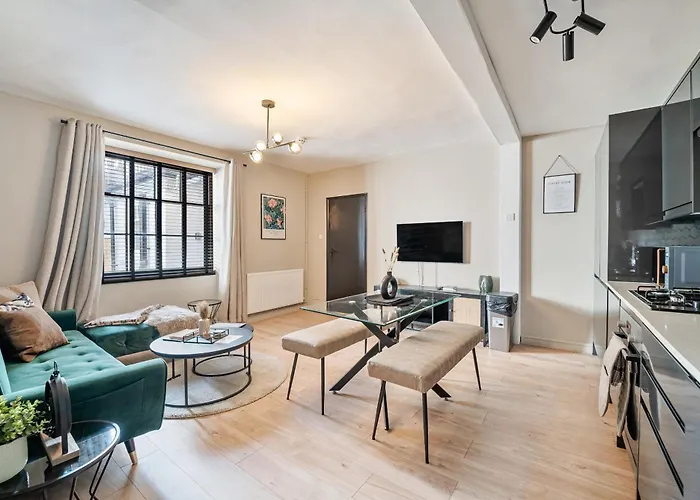 Chic Garden Escape In Clifton *