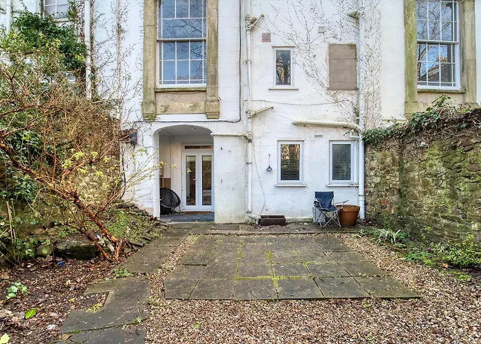 Apartment Chic Garden Escape In Clifton *