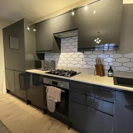 Chic Garden Escape In Clifton アパート