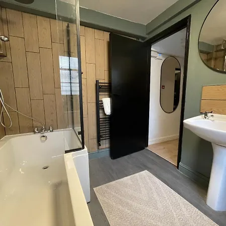 Chic Garden Escape In Clifton *