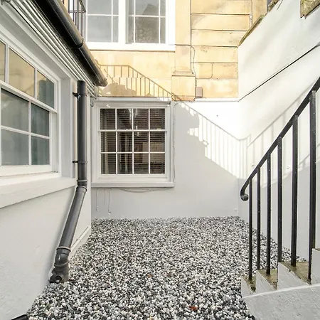 Chic Garden Escape In Clifton Апартаменти