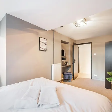 Апартаменти Chic Garden Escape In Clifton *