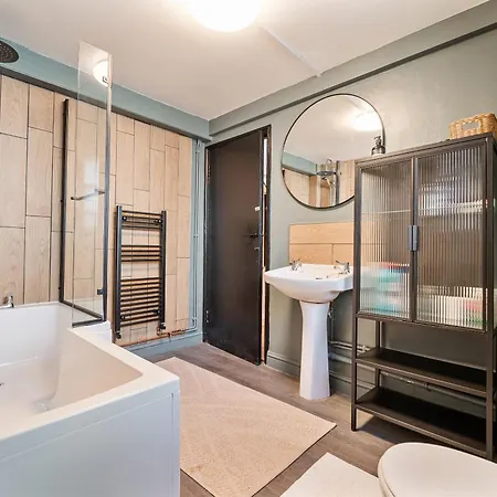 Chic Garden Escape In Clifton Apartmán