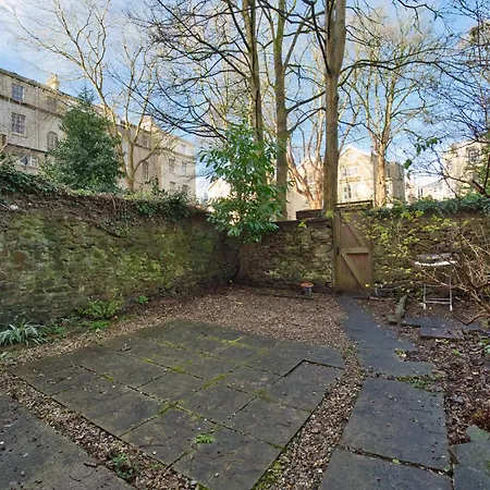 Chic Garden Escape In Clifton