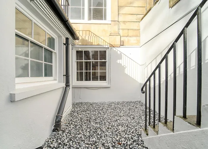 Chic Garden Escape In Clifton Apartamento