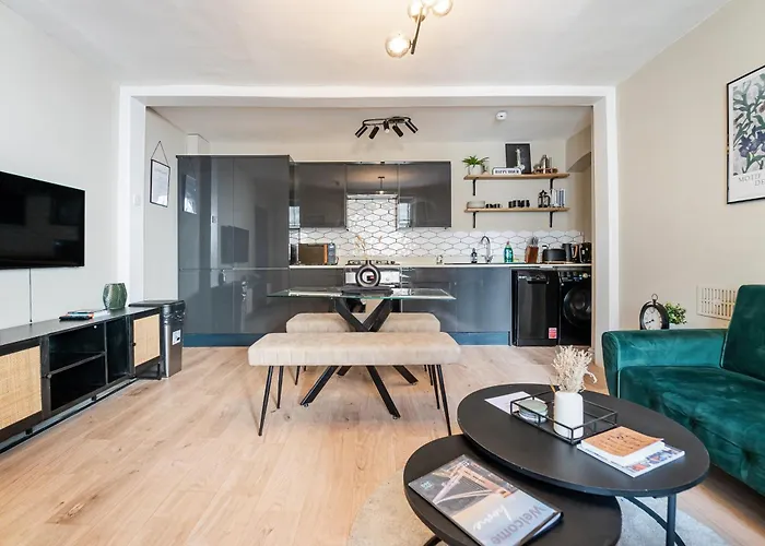 Апартаменти Chic Garden Escape In Clifton *