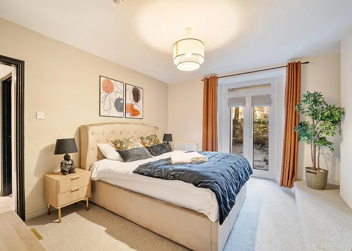 Chic Garden Escape In Clifton Апартаменти *