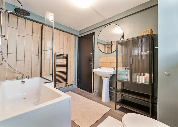 Chic Garden Escape In Clifton Апартаменти