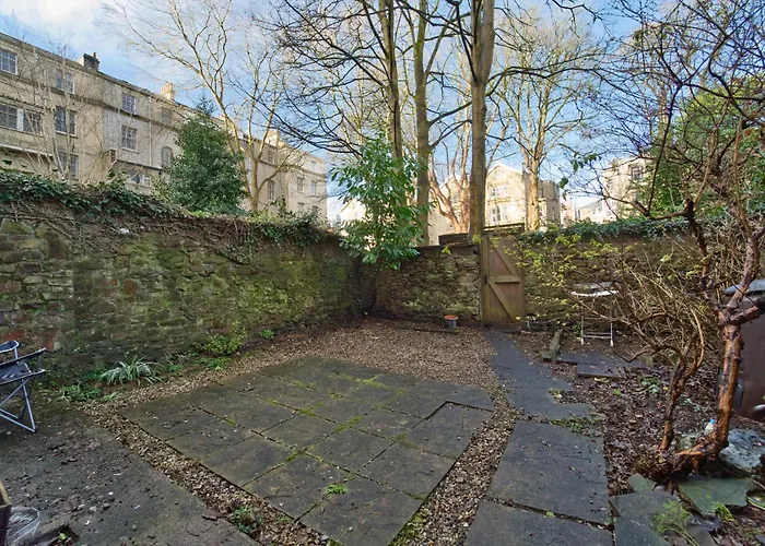 Chic Garden Escape In Clifton